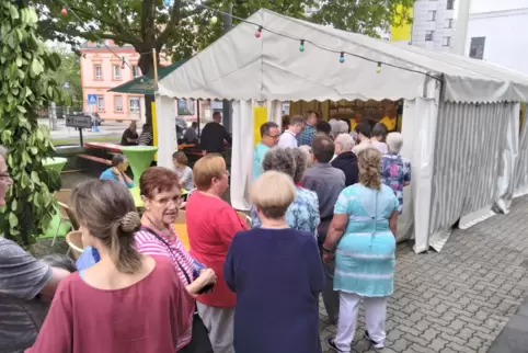 Großer Andrang beim „Treff am Turm“ auf der Mundenheimer Kerwe. 