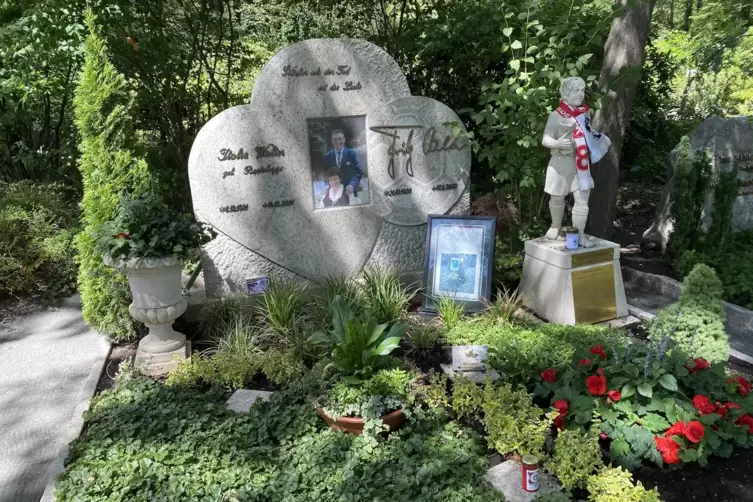 Darf bei einer Tour über den Hauptfriedhof mit Bezug zum FCK nicht fehlen: das Grab von Fritz Walter. 