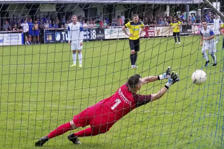 Rockenhausen/Dörnbachs Torhüter Jonas Barz hält einen von Felix Becker geschossenen Strafstoß. 