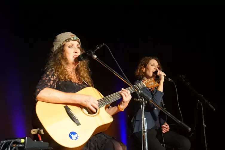 Diesmal im Saal: Anne Haigis (links) und Susanne Back beim TAW-Sommerfestival in Großkarlbach. 