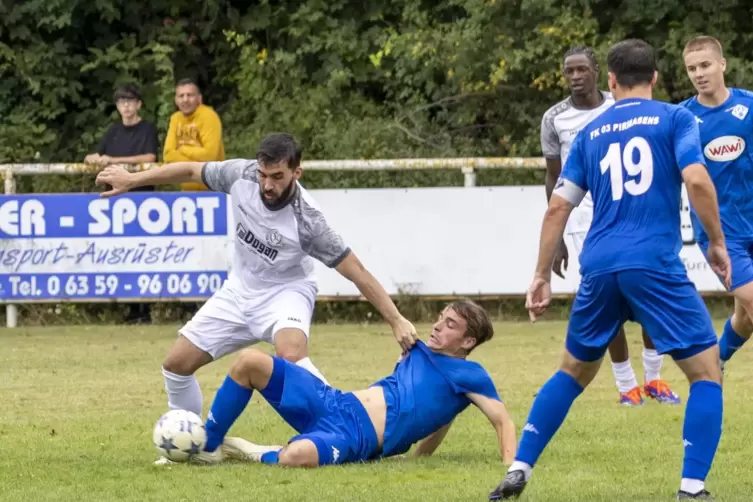 Klammergriff: Eray Öztürk vom TuS Rüssingen hält Martin Stuppy vóm FK Pirmasens II am Trikot, der im Liegen noch nach dem Ball s