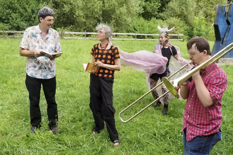 Sorgten mit Worten, Tanz und Musik an der Wasserburg für „Neue Kunst in der Alten Welt“ ( von links): Peter Herzer, Bettine Wagn