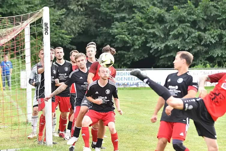 Ungewöhnlich: Aufgereiht wie auf einer Perlenschnur stehen hier zahlreiche Spieler bei einem TSC-Eckball einen Meter vor der Tor