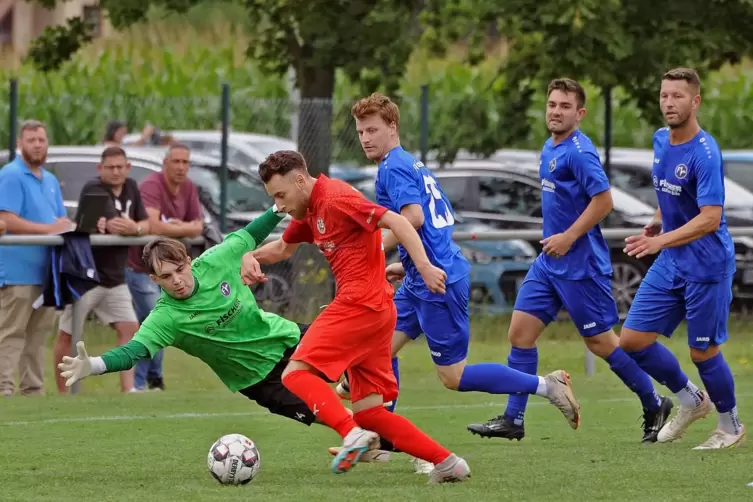 Tolle Technik: Kerem Karademir (rot) umkurvt Torwart Marvin Bonomo und trifft zum 1:0 für TuS Niederkirchen.