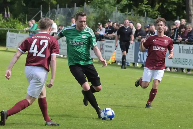 Erzielte für den TuS Rumbach den Goldenen Treffer beim FC Rodalben II: Eugen Stapper (in Grün). 