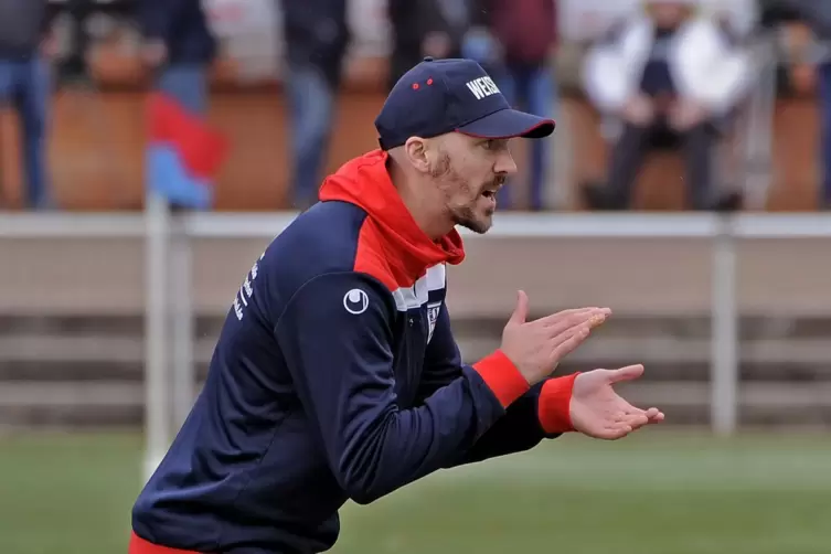 Völlig bedient: Weisenheims Spielertrainer Daniel Schattner.