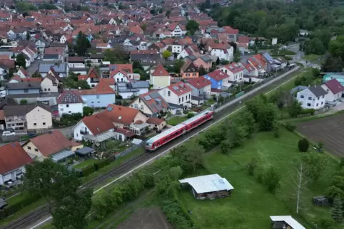 Die Bahntrasse führt in Hagenbach dicht an Wohnhäusern vorbei.