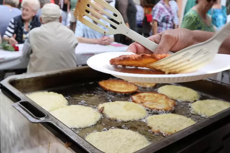 Pfannkuchen, Puffer, Plätzchen oder Kiechle: Egal, wie man diese deutsche Kartoffelspezialität hier bezeichnet, sie schmeckt woh