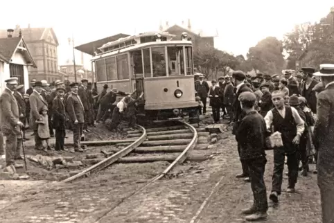 Der erste Straßenbahnwagen kam am 16. Juli 1914 am Westbahnhof an. Er wurde von Hand in das Depot geschoben. 