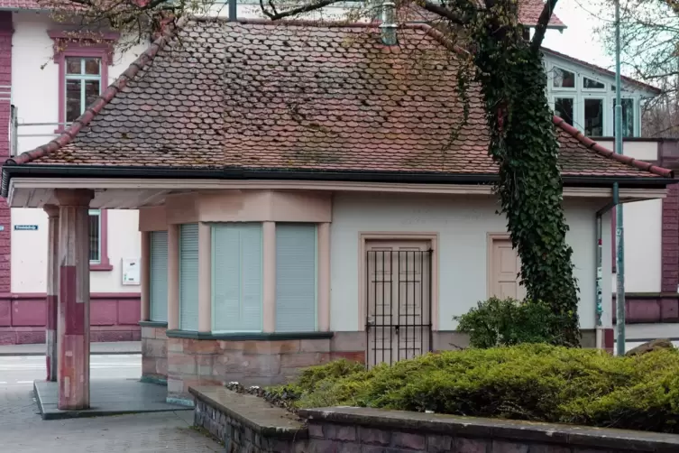 Der Kiosk bei der Eisenbahnbrücke in der Eisenbahnstraße. Einst handelte sich bei dem Gebäude um eine Straßenbahnstation. 