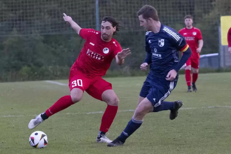 Statt in der Offensive musste TuS-Spielertrainer Daniel Ghoul (links, hier in einem Spiel gegen Kirn-Sulzbach) diesmal in der In