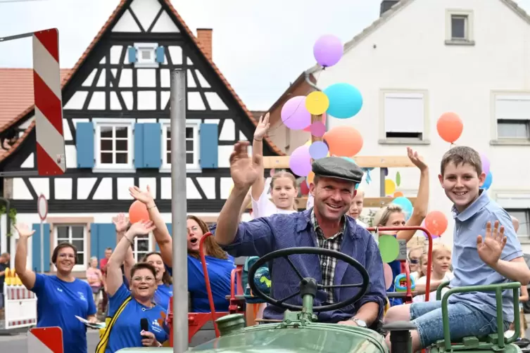 Zahlreiche Gruppen haben sich für den traditionellen Kerweumzug in Geinsheim angemeldet. Hier ein Bild aus den Vorjahren mit dem