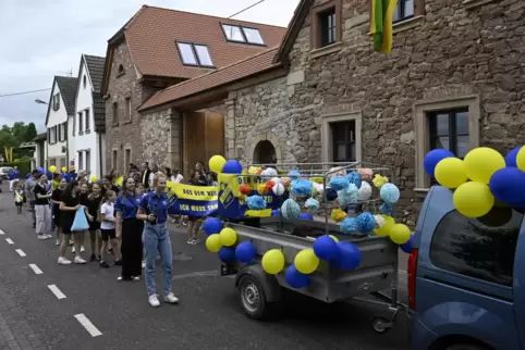 Party zu Fuß und auf Rädern: die Gruppe des Turnvereins am Sonntag beim Kerweumzug.