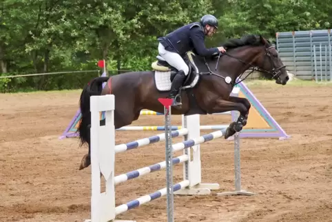 Fehlerfrei: Andreas Wilhelm vom RV Großsteinhauserhof triumphiert auf Capricornia im L-Springen. 