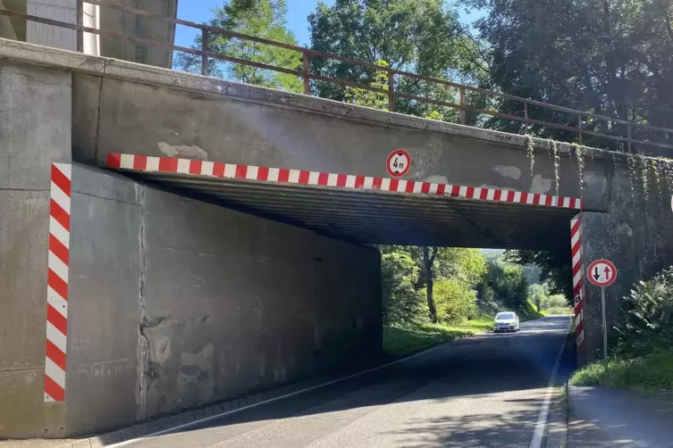 Die Tage der Brücken sind gezählt: Sowohl die Eisenbahnbrücke am südlichen Ortsausgang Fischbachs...