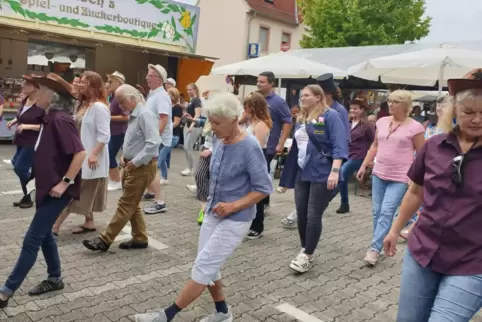 Gemeinsam bewegen: Die Linedance-Gruppe des TV Weisenheim am Berg brachte die Weisenheimer und ihre Gäste zum Tanzen. 