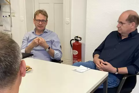 Der Bundestagsabgeordnete Thomas Gebhart (CDU) im Gespräch mit Ralf Wittenmeier (links) und Michael Gottschalk (rechts) 