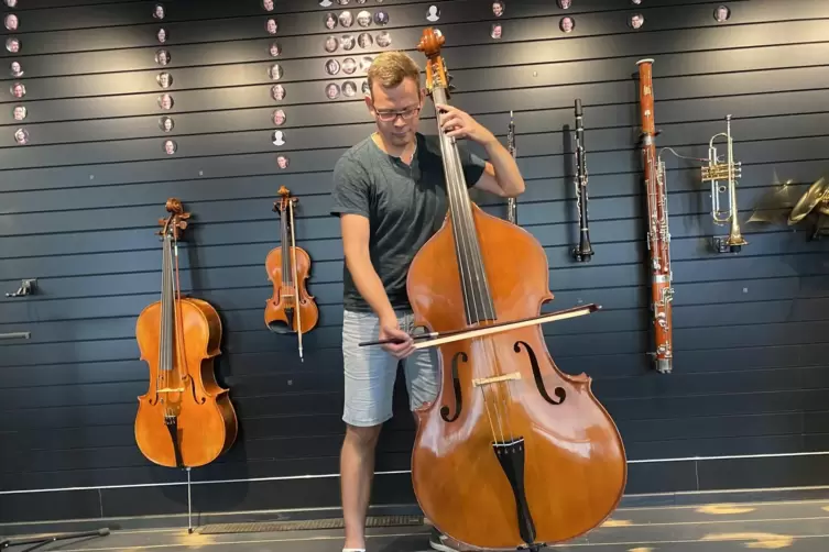 Christoph Haaß engagiert sich bei der Musikvermittlung der Staatsphilharmonie Rheinland-Pfalz. Hier führt er den Kontrabass im K