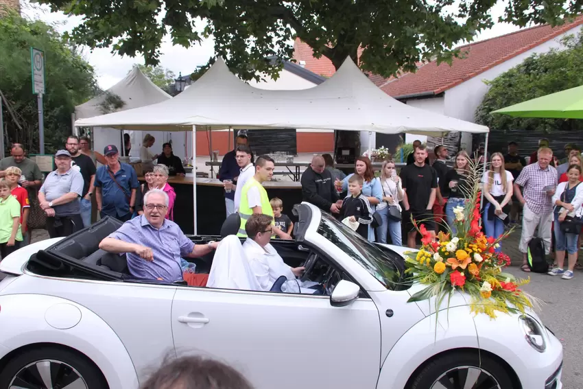 Ortsvorsteher Norbert Schott verteilte Süßigkeiten aus dem Cabrio heraus.