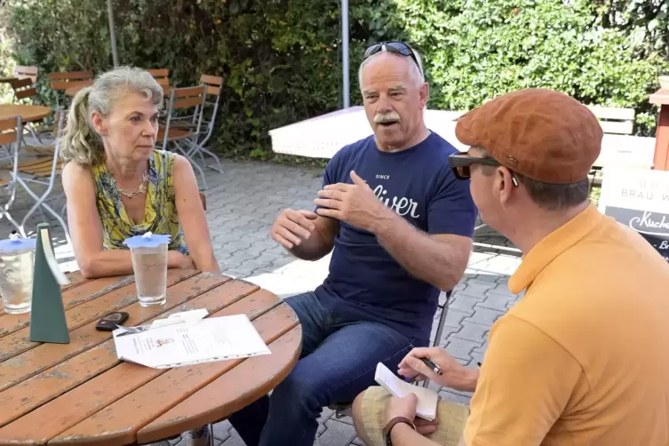 Volker Endres (rechts) im Gespräch mit Klaus Ehret und Christine Witte.