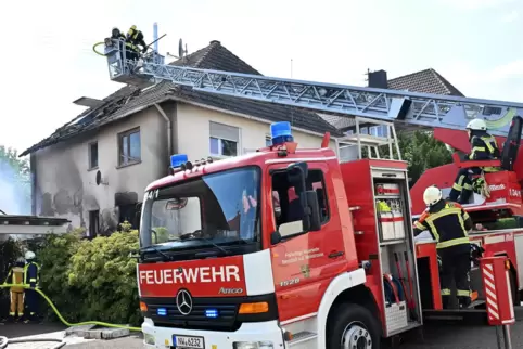 Der Brand griff von der Garage aus auf das Wohnhaus über. 