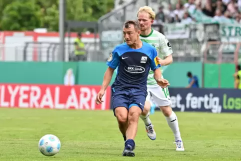 Samstag DFB-Pokal, dann zweimal Polizei-Nachtdienst, Dienstag Oberliga gegen den FKP: Daniel Bohl (links), hier im Trikot des TS