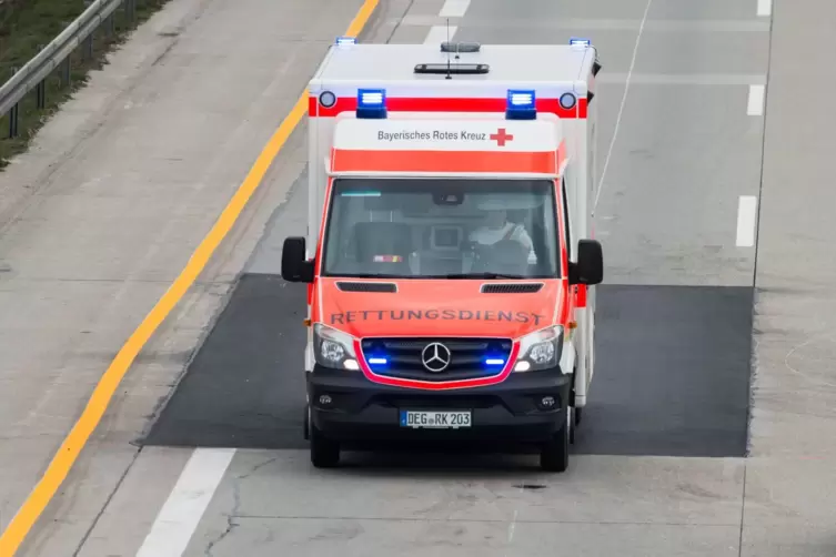 Ein Krankenwagen fährt über die Autobahn