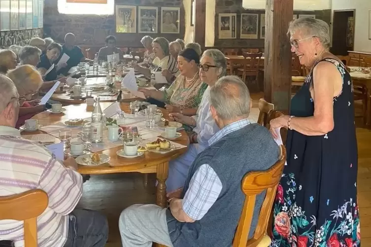 Beim gemeinsamen Singen steigt die Laune: Beim Erzählcafé genießt man die lockeren Unterhaltungen und einige lustige Anekdoten.