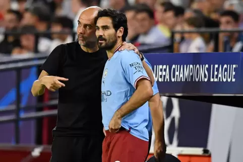 Pep Guardiola (l) und Ilkay Gündogan