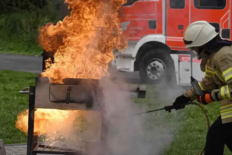 Gefährliche Sache: Ein Fettbrand, hier bei einer Vorführung der Feuerwehr Köln.