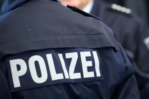 Die Polizei ermittelt gegen den Fahrer, der Verdacht: Straßenverkehrsgefährdung.