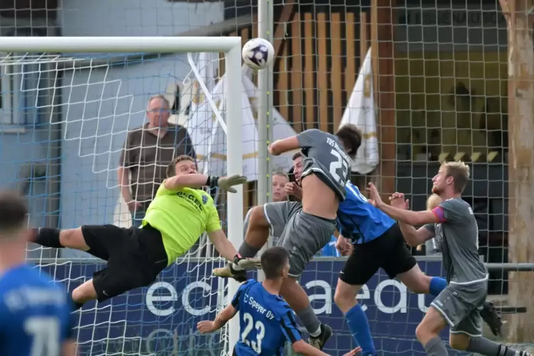 Zum Saisonbeginn noch verhalten: FC Speyer 09 (blau) spielt bei TuS Mechtersheim II 1:1.