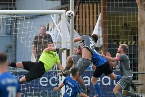 Zum Saisonbeginn noch verhalten: FC Speyer 09 (blau) spielt bei TuS Mechtersheim II 1:1.