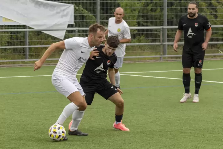 Vatanspor-Akteur Gökbey Altun (rechts) im Duell mit Obersülzens Göran Garlipp. 