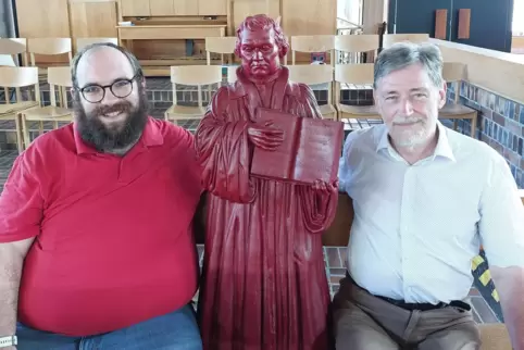 Schulterschluss mit Namenspatron Martin Luther: Pfarrer Jean-Christoph de Araujo und sein langjähriger Amtsvorgänger Martin Henn