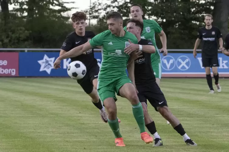 Max Höflich (Mitte) und seine Teamkollegen vom SV Kirchheimbolanden wollen im Heimspiel gegen Ramstein den ersten Sieg in der La