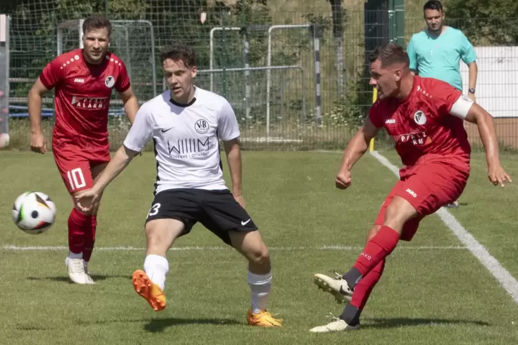 Im Spiel beim TSV Gau-Odernheim muss der TuS Steinbach auch auf seinen Kapitän Hendrik Schwab (rechts, hier im Spiel gegen Boden