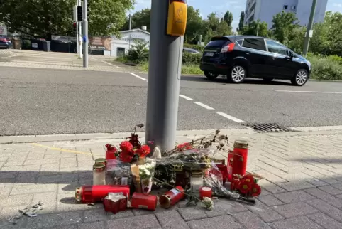 Blumen und Kerzen erinnern an der Unfallstelle in Mundenheim an das Todesopfer. Der Mann soll ein Familienvater gewesen sein.