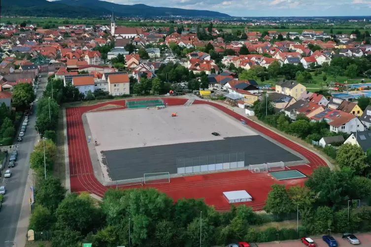 Nachwachsender Rohstoff wird verwendet: Auf dem Kunstrasenplatz gehen die Arbeiten voran.