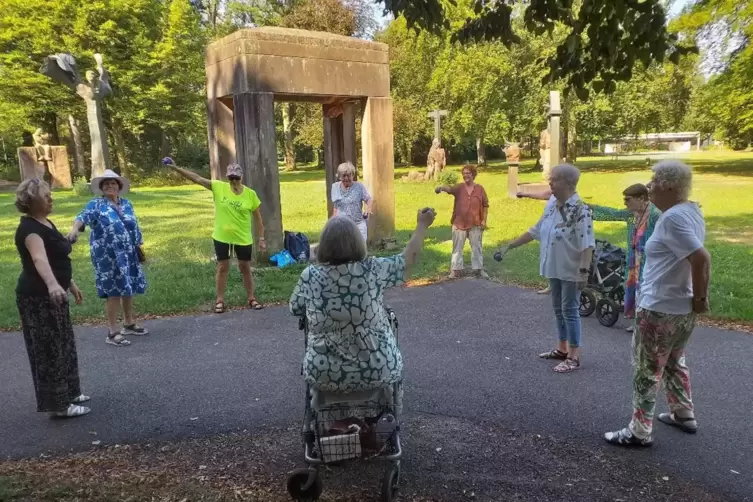 Gymnastische Übungen mit einem kleinen Ball gehören zum Programm des Plauderspaziergangs.