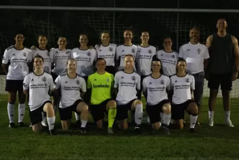 Mit diesem Team spielt der TuS Heltersberg die Saison 2024/25 in der Frauenfußball-Verbandsliga: (stehend von links) Abteilungsl