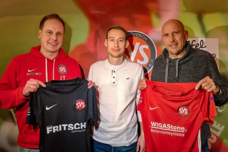 Spielertrainer beim SV Steinwenden: Sascha Hammann (Mitte). 