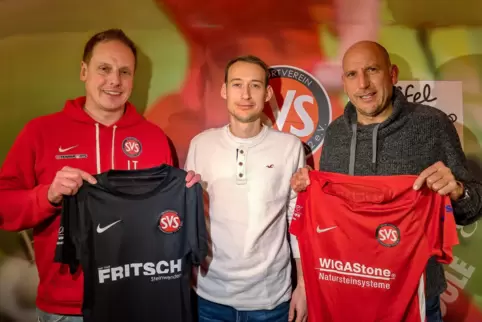 Spielertrainer beim SV Steinwenden: Sascha Hammann (Mitte). 