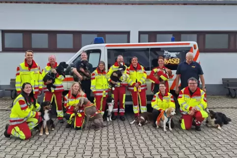 Gruppenbild der Hundestaffel: 14 Zwei- und elf Vierbeiner trainieren derzeit mit der Rettungshundestaffel des ASB Bad Kreuznach.