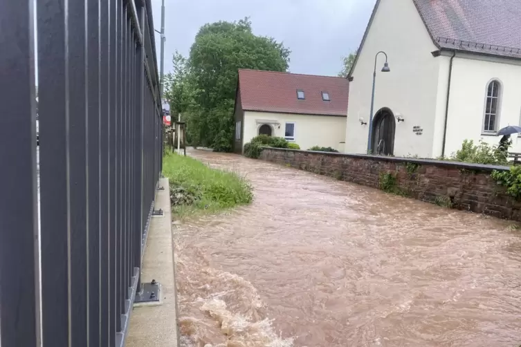  Wattweiler will für Hochwasser gerüstet sein. Das Foto zeigt die protestantische Kirche in Oberauerbach beim Hochwasser an Pfin