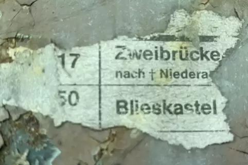 Am ehemaligen Bahnhof in Schwarzenacker hängen noch Reste eines Fahrplans aus der Zeit, als noch Züge in Niederauerbach hielten 