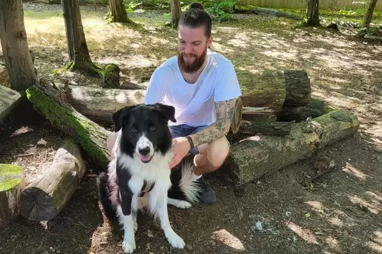 Im Schnüffelgarten des Tierheims genießt der Neunjährige Border Collie Lennox die Aufmerksamkeit von Lukas Walter, Geschäftsführ