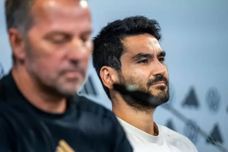 Hansi Flick und Ilkay Gündogan (r)