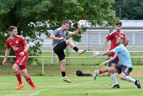 Gut in die Saison gekommen: David Sautmann (grau) und FV Berghausen).