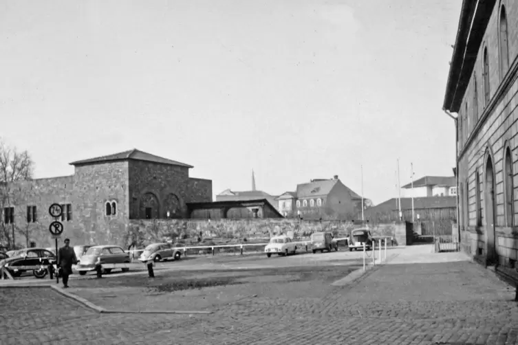 Das Areal des heutigen Willy-Brandt-Platzes wurde Ende der 1950er Jahre privat aufgenommen. Rechts ist die Südseite der Schlossk